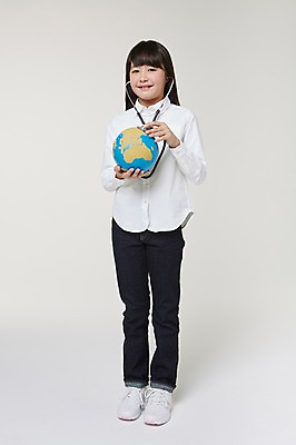 포토 JPG 스튜디오촬영 전신 외국인 해외기획촬영 여자 지구 초등학생 어린이 청진기 모션 실내 한명 서기 미소 들기 사람 동양인 앞모습 10대 글로벌 지구본 진료 보호 일본인 2015년일본 여자만 여자한명만 소녀만 국내포토 1 학생 뷰포인트 컨셉 의학 의료기기 청소년 표정 인종 내부 어린이만 파일형식