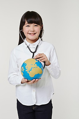 포토 JPG 스튜디오촬영 외국인 해외기획촬영 여자 지구 초등학생 어린이 청진기 모션 실내 한명 서기 미소 들기 사람 동양인 상반신 앞모습 10대 글로벌 지구본 진료 보호 일본인 2015년일본 여자만 여자한명만 소녀만 국내포토 1 학생 뷰포인트 컨셉 의학 의료기기 청소년 표정 인종 내부 어린이만 파일형식