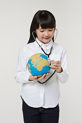 포토 JPG 스튜디오촬영 외국인 해외기획촬영 여자 지구 초등학생 어린이 청진기 모션 실내 한명 서기 들기 소녀 상반신 앞모습 10대 지구본 진료 보호 일본인 2015년일본 소녀한명만 국내포토 1 학생 뷰포인트 컨셉 의학 의료기기 청소년 사람 동양인 인종 내부 여자한명만 소녀만 파일형식
