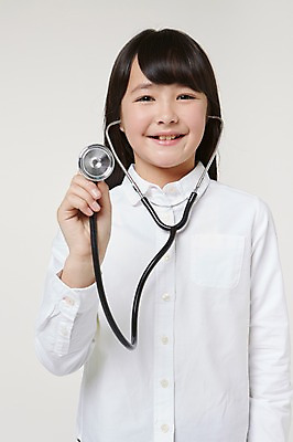포토 JPG 스튜디오촬영 외국인 해외기획촬영 여자 초등학생 어린이 청진기 모션 실내 한명 미소 들기 사람 동양인 상반신 앞모습 10대 진료 보호 일본인 2015년일본 여자만 여자한명만 소녀만 국내포토 1 학생 뷰포인트 컨셉 의학 의료기기 청소년 표정 인종 내부 어린이만 파일형식