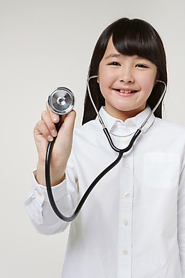 포토 JPG 스튜디오촬영 외국인 해외기획촬영 여자 초등학생 어린이 청진기 모션 실내 한명 미소 들기 사람 동양인 상반신 앞모습 10대 진료 보호 일본인 2015년일본 여자만 여자한명만 소녀만 국내포토 1 학생 뷰포인트 컨셉 의학 의료기기 청소년 표정 인종 내부 어린이만 파일형식