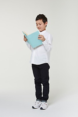 포토 JPG 스튜디오촬영 전신 외국인 해외기획촬영 남자 초등학생 어린이 모션 실내 한명 서기 미소 사람 동양인 10대 책 독서 펼침 일본인 2015년일본 남자만 남자한명만 십대만 십대남자만 십대남자한명만 국내포토 1 학생 청소년 표정 인종 내부 파일형식