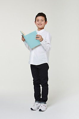 포토 JPG 스튜디오촬영 전신 외국인 해외기획촬영 남자 초등학생 어린이 모션 실내 한명 서기 미소 들기 사람 동양인 10대 책 독서 펼침 일본인 2015년일본 남자만 남자한명만 십대만 십대남자만 십대남자한명만 국내포토 1 학생 청소년 표정 인종 내부 파일형식