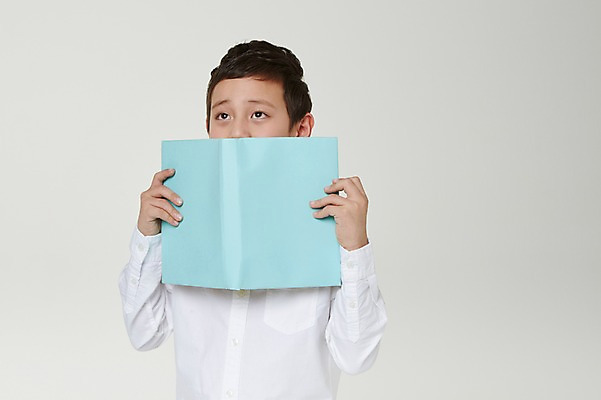 포토 JPG 스튜디오촬영 외국인 해외기획촬영 남자 초등학생 어린이 모션 실내 한명 들기 사람 동양인 상반신 앞모습 10대 책 펼침 올려보기 일본인 입가림 2015년일본 남자만 남자한명만 십대만 십대남자만 십대남자한명만 국내포토 1 학생 뷰포인트 청소년 인종 내부 가림 파일형식