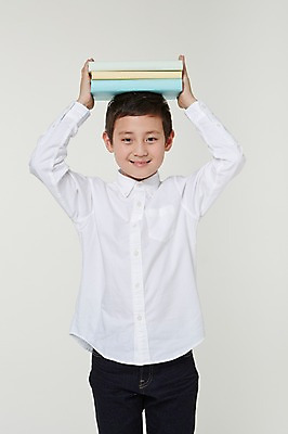포토 JPG 스튜디오촬영 외국인 해외기획촬영 남자 초등학생 어린이 모션 실내 한명 서기 미소 들기 사람 동양인 상반신 앞모습 10대 책 일본인 세권 2015년일본 남자만 남자한명만 십대만 십대남자만 십대남자한명만 놓기 국내포토 1 학생 뷰포인트 청소년 표정 3 인종 내부 파일형식