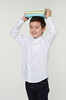 포토 JPG 스튜디오촬영 외국인 해외기획촬영 남자 초등학생 어린이 모션 실내 한명 서기 미소 들기 사람 동양인 상반신 10대 책 일본인 세권 2015년일본 남자만 남자한명만 십대만 십대남자만 십대남자한명만 놓기 국내포토 1 학생 청소년 표정 3 인종 내부 파일형식