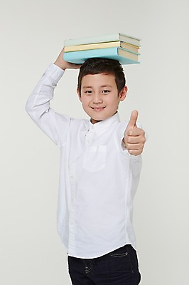 포토 JPG 스튜디오촬영 외국인 해외기획촬영 남자 초등학생 어린이 모션 실내 한명 서기 미소 들기 사람 동양인 손짓 상반신 10대 책 엄지손가락 최고 일본인 세권 2015년일본 남자만 남자한명만 십대만 십대남자만 십대남자한명만 놓기 국내포토 1 학생 손가락 청소년 표정 3 인종 내부 파일형식