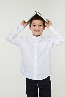 포토 JPG 스튜디오촬영 외국인 해외기획촬영 남자 초등학생 어린이 모션 실내 한명 서기 미소 들기 사람 동양인 상반신 앞모습 10대 책 펼침 일본인 한권 2015년일본 남자만 남자한명만 십대만 십대남자만 십대남자한명만 놓기 국내포토 1 학생 뷰포인트 청소년 표정 인종 내부 파일형식