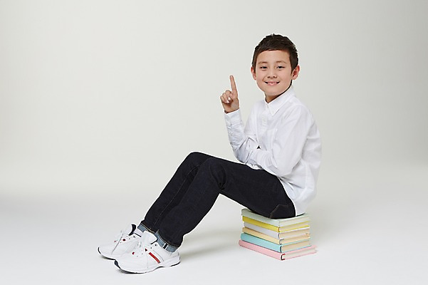 포토 JPG 스튜디오촬영 전신 외국인 해외기획촬영 남자 초등학생 어린이 모션 실내 한명 미소 사람 앉기 동양인 손짓 옆모습 10대 책 쌓기 가리킴 일본인 여러권 2015년일본 남자만 남자한명만 십대만 십대남자만 십대남자한명만 국내포토 1 학생 뷰포인트 다수 청소년 표정 인종 내부 파일형식