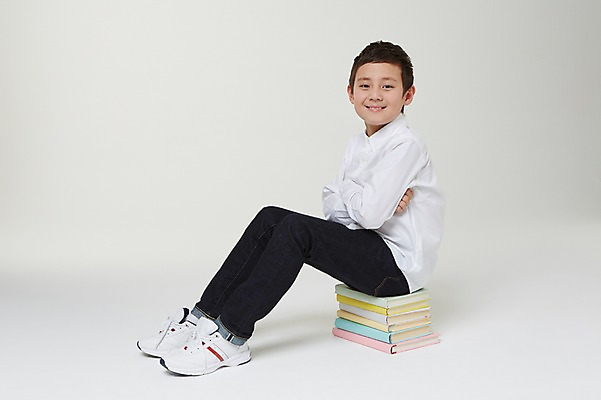 포토 JPG 스튜디오촬영 전신 외국인 해외기획촬영 남자 초등학생 어린이 모션 실내 한명 미소 사람 앉기 동양인 옆모습 10대 책 쌓기 팔짱 일본인 여러권 2015년일본 남자만 남자한명만 십대만 십대남자만 십대남자한명만 국내포토 1 학생 뷰포인트 다수 청소년 표정 인종 내부 파일형식