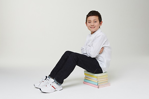 포토 JPG 스튜디오촬영 전신 외국인 해외기획촬영 남자 초등학생 어린이 모션 실내 한명 미소 사람 앉기 동양인 옆모습 10대 책 쌓기 팔짱 일본인 여러권 2015년일본 남자만 남자한명만 십대만 십대남자만 십대남자한명만 국내포토 1 학생 뷰포인트 다수 청소년 표정 인종 내부 파일형식