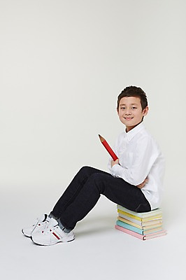 포토 JPG 스튜디오촬영 전신 외국인 해외기획촬영 남자 초등학생 어린이 모션 실내 한명 미소 들기 사람 앉기 동양인 옆모습 10대 책 연필 쌓기 팔짱 일본인 여러권 2015년일본 남자만 남자한명만 십대만 십대남자만 십대남자한명만 국내포토 1 학생 뷰포인트 다수 청소년 학용품 표정 인종 내부 필기구 파일형식