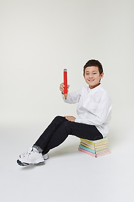 포토 JPG 스튜디오촬영 전신 외국인 해외기획촬영 남자 초등학생 어린이 모션 실내 한명 미소 들기 사람 앉기 동양인 옆모습 10대 책 연필 쌓기 기록 일본인 여러권 2015년일본 남자만 남자한명만 십대만 십대남자만 십대남자한명만 국내포토 1 학생 뷰포인트 다수 청소년 학용품 표정 인종 내부 필기구 파일형식