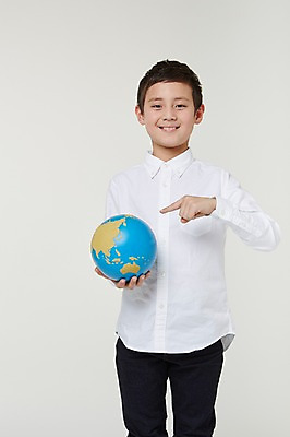 포토 JPG 스튜디오촬영 외국인 해외기획촬영 남자 지구 초등학생 어린이 모션 실내 한명 서기 미소 들기 사람 동양인 손짓 상반신 앞모습 10대 글로벌 지구본 가리킴 보호 일본인 2015년일본 남자만 남자한명만 십대만 십대남자만 십대남자한명만 국내포토 1 학생 뷰포인트 컨셉 청소년 표정 인종 내부 파일형식