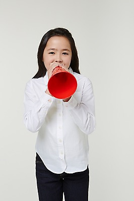 포토 JPG 스튜디오촬영 외국인 해외기획촬영 여자 초등학생 어린이 모션 실내 한명 서기 들기 사람 동양인 상반신 앞모습 10대 확성기 외침 도움 목표 일본인 알림 2015년일본 여자만 여자한명만 소녀만 국내포토 1 학생 뷰포인트 컨셉 청소년 인종 내부 소리 어린이만 파일형식