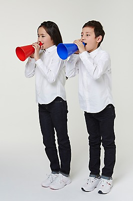 포토 JPG 스튜디오촬영 전신 외국인 해외기획촬영 여자 남자 초등학생 어린이 모션 실내 서기 들기 사람 동양인 두명 옆모습 10대 확성기 외침 도움 목표 일본인 알림 2015년일본 십대만 국내포토 학생 뷰포인트 컨셉 청소년 인종 내부 소리 파일형식