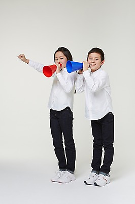 포토 JPG 스튜디오촬영 전신 외국인 해외기획촬영 여자 남자 초등학생 어린이 응원 모션 실내 서기 미소 들기 사람 동양인 손짓 두명 옆모습 10대 손들기 파이팅 확성기 주먹 도움 목표 일본인 알림 2015년일본 십대만 국내포토 학생 뷰포인트 컨셉 청소년 표정 인종 내부 파일형식