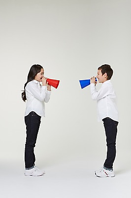 포토 JPG 스튜디오촬영 전신 외국인 해외기획촬영 여자 남자 초등학생 어린이 모션 실내 서기 미소 들기 사람 동양인 두명 옆모습 10대 마주보기 확성기 외침 도움 목표 일본인 알림 2015년일본 십대만 국내포토 학생 뷰포인트 컨셉 청소년 표정 인종 내부 소리 파일형식