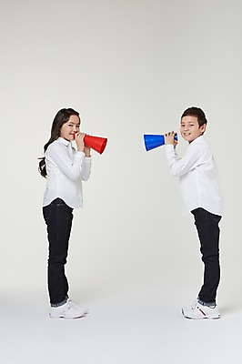 포토 JPG 스튜디오촬영 전신 외국인 해외기획촬영 여자 남자 초등학생 어린이 모션 실내 서기 미소 들기 사람 동양인 두명 옆모습 10대 확성기 도움 목표 일본인 알림 2015년일본 십대만 국내포토 학생 뷰포인트 컨셉 청소년 표정 인종 내부 파일형식