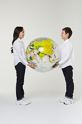 포토 JPG 스튜디오촬영 전신 외국인 해외기획촬영 여자 남자 지구 초등학생 어린이 공 모션 실내 서기 미소 들기 사람 동양인 두명 옆모습 10대 글로벌 마주보기 보호 일본인 2015년일본 십대만 국내포토 학생 뷰포인트 컨셉 청소년 표정 인종 내부 파일형식