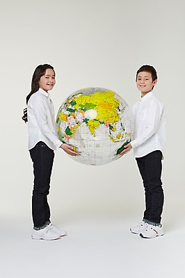 포토 JPG 스튜디오촬영 전신 외국인 해외기획촬영 여자 남자 지구 초등학생 어린이 공 모션 실내 서기 미소 들기 사람 동양인 두명 옆모습 10대 글로벌 마주보기 보호 일본인 2015년일본 십대만 국내포토 학생 뷰포인트 컨셉 청소년 표정 인종 내부 파일형식