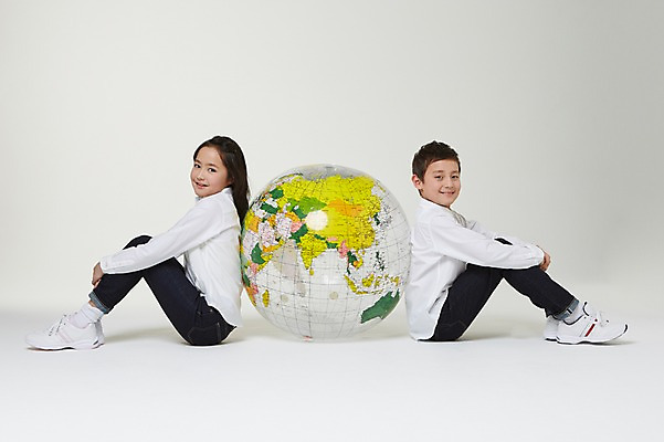 포토 JPG 스튜디오촬영 전신 외국인 해외기획촬영 여자 남자 지구 초등학생 어린이 공 모션 실내 미소 사람 앉기 동양인 두명 옆모습 10대 글로벌 등맞대기 보호 일본인 손모으기 2015년일본 십대만 국내포토 학생 뷰포인트 컨셉 청소년 표정 인종 손짓 내부 파일형식