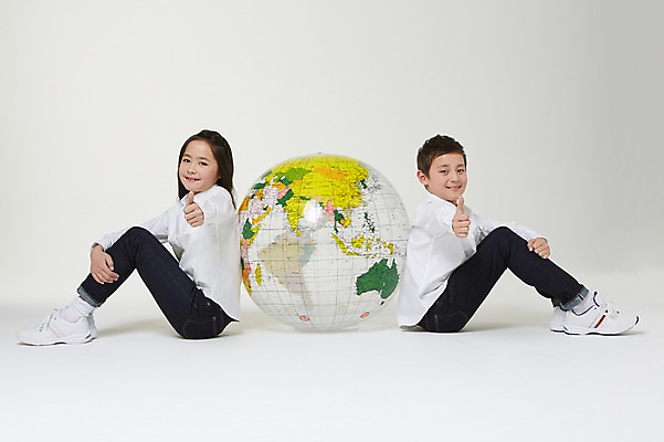 포토 JPG 스튜디오촬영 전신 외국인 해외기획촬영 여자 남자 지구 초등학생 어린이 공 모션 실내 미소 사람 앉기 동양인 손짓 두명 옆모습 10대 글로벌 엄지손가락 최고 보호 일본인 2015년일본 십대만 국내포토 학생 뷰포인트 컨셉 손가락 청소년 표정 인종 내부 파일형식