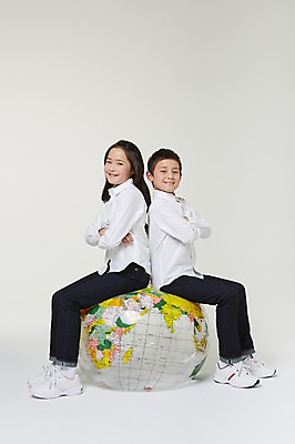 포토 JPG 스튜디오촬영 전신 외국인 해외기획촬영 여자 남자 지구 초등학생 어린이 공 모션 실내 미소 사람 앉기 동양인 두명 옆모습 10대 글로벌 팔짱 등맞대기 보호 일본인 2015년일본 십대만 국내포토 학생 뷰포인트 컨셉 청소년 표정 인종 내부 파일형식