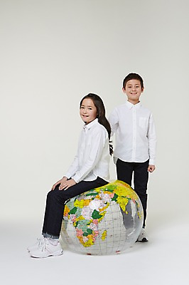 포토 JPG 스튜디오촬영 전신 외국인 해외기획촬영 여자 남자 지구 초등학생 어린이 공 모션 실내 서기 미소 사람 앉기 동양인 두명 앞모습 옆모습 10대 글로벌 보호 일본인 2015년일본 십대만 국내포토 학생 뷰포인트 컨셉 청소년 표정 인종 내부 파일형식