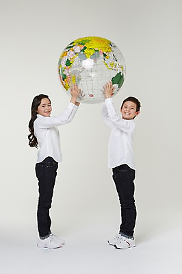 포토 JPG 스튜디오촬영 전신 외국인 해외기획촬영 여자 남자 지구 초등학생 어린이 공 모션 실내 서기 미소 들기 사람 동양인 두명 옆모습 10대 글로벌 마주보기 보호 일본인 2015년일본 십대만 국내포토 학생 뷰포인트 컨셉 청소년 표정 인종 내부 파일형식