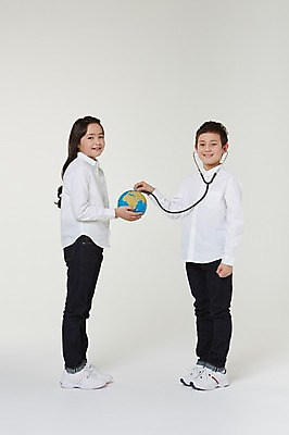 포토 JPG 스튜디오촬영 전신 외국인 해외기획촬영 여자 남자 지구 초등학생 어린이 청진기 모션 실내 서기 미소 들기 사람 동양인 두명 옆모습 10대 글로벌 지구본 진료 보호 일본인 2015년일본 십대만 국내포토 학생 뷰포인트 컨셉 의학 의료기기 청소년 표정 인종 내부 파일형식