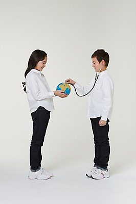 포토 JPG 스튜디오촬영 전신 외국인 해외기획촬영 여자 남자 초등학생 어린이 청진기 모션 실내 서기 미소 들기 사람 동양인 두명 옆모습 10대 글로벌 지구본 마주보기 진료 보호 일본인 2015년일본 십대만 국내포토 학생 뷰포인트 컨셉 의학 의료기기 청소년 표정 인종 내부 파일형식