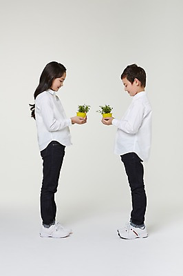 포토 JPG 스튜디오촬영 전신 외국인 식물 해외기획촬영 여자 남자 화분 초등학생 어린이 모션 실내 서기 미소 들기 사람 동양인 두명 옆모습 10대 보호 일본인 2015년일본 십대만 내려보기 국내포토 학생 뷰포인트 컨셉 청소년 표정 인종 내부 파일형식