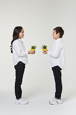 포토 JPG 스튜디오촬영 전신 외국인 식물 해외기획촬영 여자 남자 화분 초등학생 어린이 모션 실내 서기 미소 들기 사람 동양인 두명 옆모습 10대 마주보기 보호 일본인 2015년일본 십대만 국내포토 학생 뷰포인트 컨셉 청소년 표정 인종 내부 파일형식
