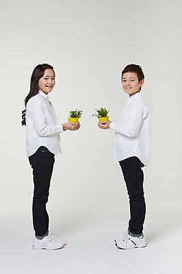 포토 JPG 스튜디오촬영 전신 외국인 식물 해외기획촬영 여자 남자 화분 초등학생 어린이 모션 실내 서기 미소 들기 사람 동양인 두명 옆모습 10대 마주보기 보호 일본인 2015년일본 십대만 국내포토 학생 뷰포인트 컨셉 청소년 표정 인종 내부 파일형식