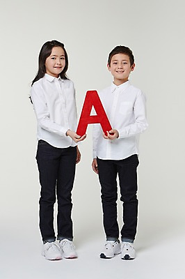 포토 JPG 스튜디오촬영 전신 외국인 해외기획촬영 알파벳 여자 남자 초등학생 어린이 모션 실내 서기 미소 들기 사람 동양인 두명 앞모습 10대 일본인 A 2015년일본 십대만 국내포토 학생 영어 뷰포인트 청소년 표정 인종 내부 파일형식