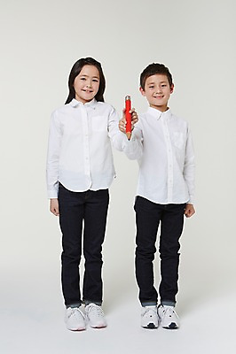 포토 JPG 스튜디오촬영 전신 외국인 해외기획촬영 여자 남자 초등학생 어린이 모션 실내 서기 미소 들기 사람 동양인 두명 앞모습 10대 연필 기록 일본인 2015년일본 십대만 국내포토 학생 뷰포인트 청소년 학용품 표정 인종 내부 필기구 파일형식