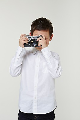 포토 JPG 스튜디오촬영 외국인 해외기획촬영 남자 초등학생 어린이 모션 실내 한명 서기 들기 사람 동양인 상반신 앞모습 10대 카메라 사진촬영 일본인 즐거움 2015년일본 남자만 남자한명만 십대만 십대남자만 십대남자한명만 국내포토 1 학생 감정 뷰포인트 청소년 인종 내부 전자제품 촬영 파일형식