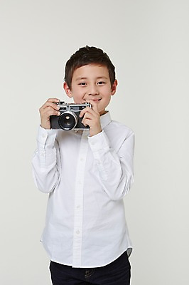포토 JPG 스튜디오촬영 외국인 해외기획촬영 남자 초등학생 어린이 모션 실내 한명 서기 미소 들기 사람 동양인 상반신 앞모습 10대 카메라 사진촬영 일본인 즐거움 2015년일본 남자만 남자한명만 십대만 십대남자만 십대남자한명만 국내포토 1 학생 감정 뷰포인트 청소년 표정 인종 내부 전자제품 촬영 파일형식