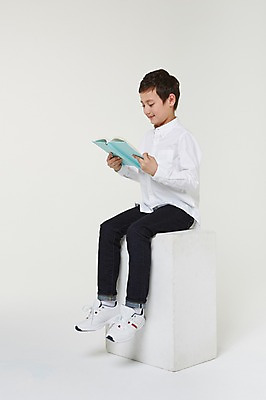 포토 JPG 스튜디오촬영 전신 외국인 해외기획촬영 남자 초등학생 어린이 모션 실내 한명 미소 들기 사람 앉기 동양인 옆모습 10대 책 독서 펼침 일본인 읽기 2015년일본 남자만 남자한명만 십대만 십대남자만 십대남자한명만 국내포토 1 학생 뷰포인트 청소년 표정 인종 내부 파일형식