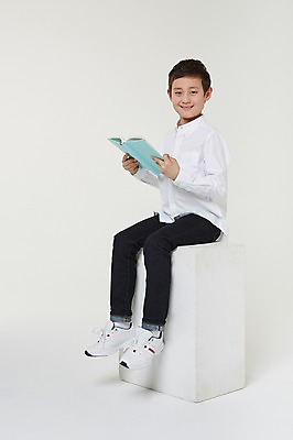 포토 JPG 스튜디오촬영 전신 외국인 해외기획촬영 남자 초등학생 어린이 모션 실내 한명 미소 들기 사람 앉기 동양인 옆모습 10대 책 독서 펼침 일본인 2015년일본 남자만 남자한명만 십대만 십대남자만 십대남자한명만 국내포토 1 학생 뷰포인트 청소년 표정 인종 내부 파일형식