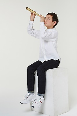 포토 JPG 스튜디오촬영 전신 외국인 해외기획촬영 남자 초등학생 어린이 모션 실내 한명 들기 사람 앉기 동양인 옆모습 10대 망원경 일안경 관찰 일본인 분석 의문 2015년일본 남자만 남자한명만 십대만 십대남자만 십대남자한명만 국내포토 1 학생 뷰포인트 컨셉 청소년 인종 내부 파일형식