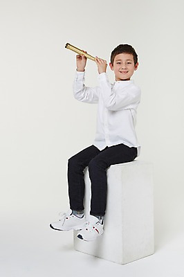 포토 JPG 스튜디오촬영 전신 외국인 해외기획촬영 남자 초등학생 어린이 모션 실내 한명 미소 들기 사람 앉기 동양인 옆모습 10대 망원경 일안경 관찰 일본인 분석 의문 2015년일본 남자만 남자한명만 십대만 십대남자만 십대남자한명만 국내포토 1 학생 뷰포인트 컨셉 청소년 표정 인종 내부 파일형식