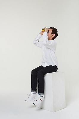 포토 JPG 스튜디오촬영 전신 외국인 해외기획촬영 남자 초등학생 어린이 모션 실내 한명 들기 사람 앉기 동양인 옆모습 10대 쌍안경 망원경 관찰 일본인 분석 의문 2015년일본 남자만 남자한명만 십대만 십대남자만 십대남자한명만 국내포토 1 학생 뷰포인트 컨셉 청소년 인종 내부 파일형식