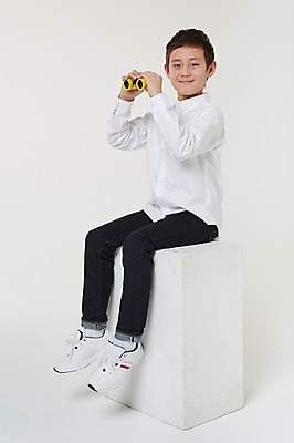 포토 JPG 스튜디오촬영 전신 외국인 해외기획촬영 남자 초등학생 어린이 모션 실내 한명 미소 들기 사람 앉기 동양인 옆모습 10대 쌍안경 망원경 관찰 일본인 분석 의문 2015년일본 남자만 남자한명만 십대만 십대남자만 십대남자한명만 국내포토 1 학생 뷰포인트 컨셉 청소년 표정 인종 내부 파일형식
