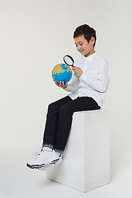 포토 JPG 스튜디오촬영 전신 외국인 해외기획촬영 남자 지구 초등학생 어린이 모션 돋보기 실내 한명 미소 들기 사람 앉기 동양인 옆모습 10대 글로벌 지구본 관찰 보호 일본인 2015년일본 남자만 남자한명만 십대만 십대남자만 십대남자한명만 국내포토 1 학생 뷰포인트 컨셉 청소년 표정 인종 내부 파일형식