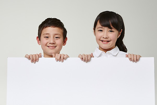 포토 JPG 스튜디오촬영 외국인 해외기획촬영 손 여자 남자 초등학생 어린이 손가락 모션 프레임 실내 미소 들기 사람 동양인 상반신 두명 앞모습 10대 도움 목표 일본인 알림 2015년일본 십대만 국내포토 학생 뷰포인트 컨셉 청소년 표정 인종 내부 신체부위 파일형식
