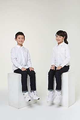포토 JPG 스튜디오촬영 전신 외국인 해외기획촬영 여자 남자 초등학생 어린이 모션 실내 미소 사람 앉기 동양인 두명 10대 일본인 2015년일본 십대만 국내포토 학생 청소년 표정 인종 내부 파일형식