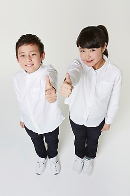 포토 JPG 스튜디오촬영 전신 외국인 해외기획촬영 여자 남자 초등학생 어린이 모션 실내 서기 미소 사람 동양인 손짓 두명 앞모습 10대 하이앵글 엄지손가락 올려보기 최고 일본인 2015년일본 십대만 국내포토 학생 뷰포인트 손가락 청소년 표정 인종 내부 파일형식 손 신체부위