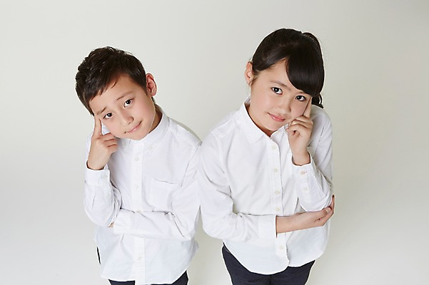 포토 JPG 스튜디오촬영 외국인 해외기획촬영 여자 남자 초등학생 어린이 생각 모션 실내 서기 사람 동양인 손짓 상반신 두명 앞모습 10대 하이앵글 올려보기 일본인 분석 고민 의문 2015년일본 헷갈림 십대만 국내포토 학생 감정 뷰포인트 컨셉 청소년 인종 내부 파일형식